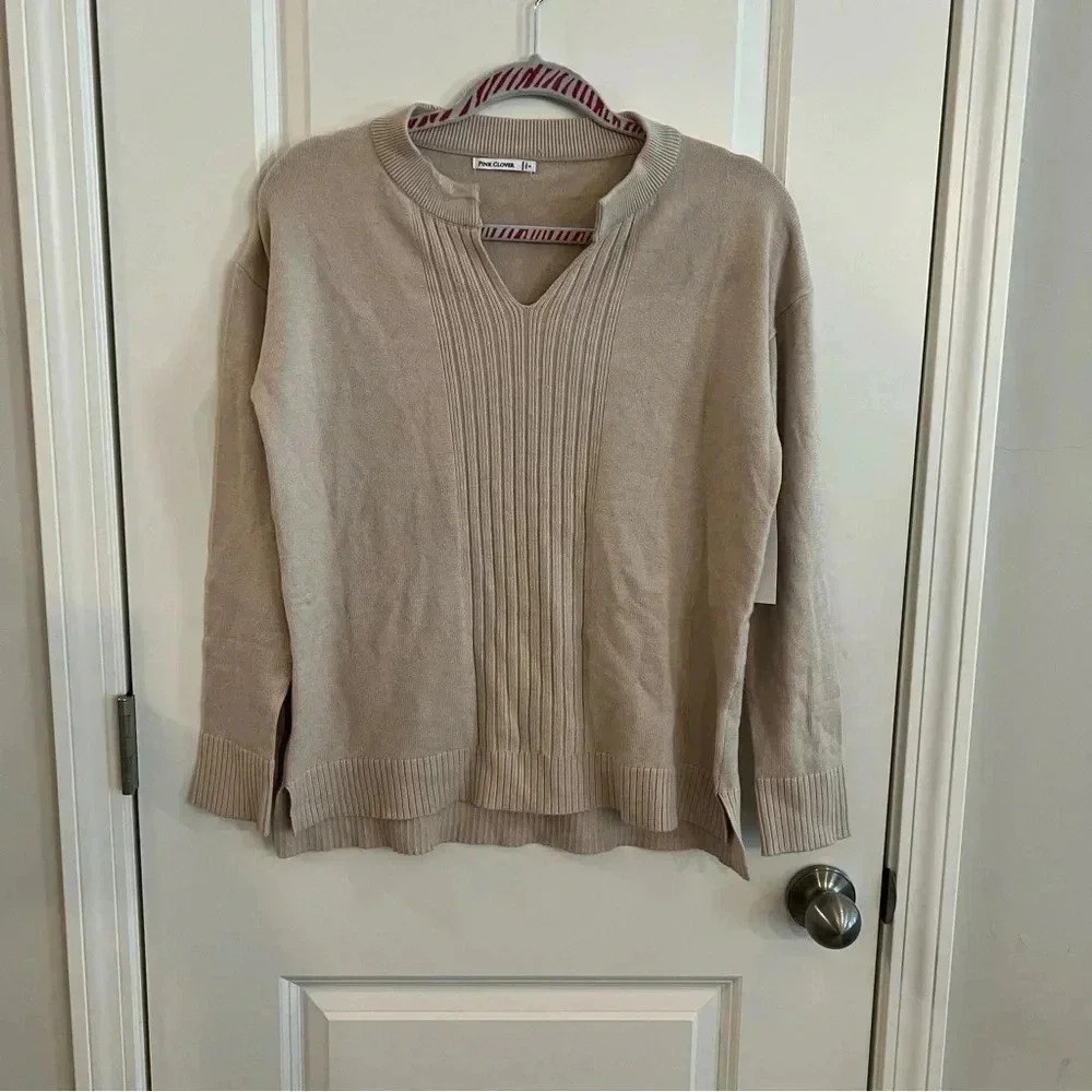 Pink clover sweater‎ small